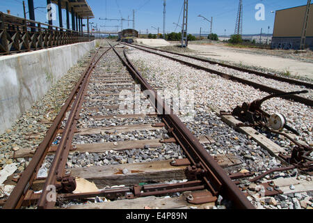 Lo scambio di aghi, binari, dettaglio delle ferrovie in Spagna Foto Stock