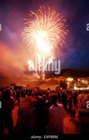 Fuochi d'artificio nel villaggio di Whistler. Whistler BC, British Columbia, Canada Foto Stock