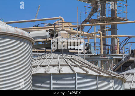 La moderna industria e raffineria, magazzini e serbatoi industriali Foto Stock