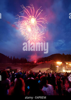 Fuochi d'artificio nel villaggio di Whistler. Whistler BC, British Columbia, Canada Foto Stock