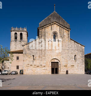 Monester de Sant Pere facciata anteriore. Questa chiesa romanica definisce la piazza principale del piccolo villaggio di Besalu. Foto Stock