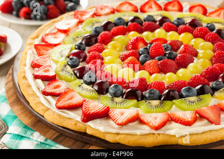 Prodotti naturali fatti in casa Pizza di frutta con la glassa e bacche Foto Stock