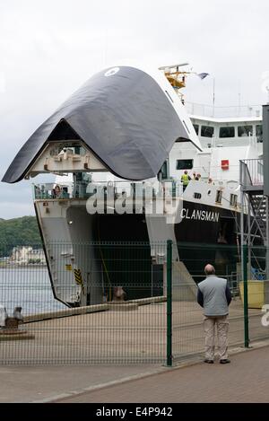 Il Caledonian MacBrayne traghetto per auto con prua porta aperta Foto Stock