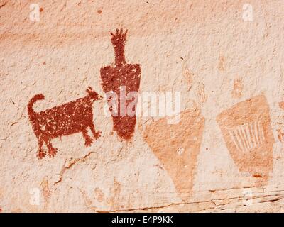 Native American pittogrammi a ferro di cavallo Shelter in Horseshoe Canyon, il Parco Nazionale di Canyonlands, Utah, Stati Uniti d'America Foto Stock