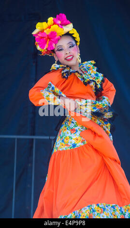 La ballerina partecipa al Cinco De Mayo festival a San Diego Foto Stock