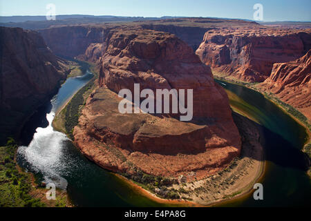 1000 ft scende al fiume Colorado in curva a ferro di cavallo, appena fuori il Grand Canyon, vicino a pagina, Arizona, Stati Uniti d'America Foto Stock