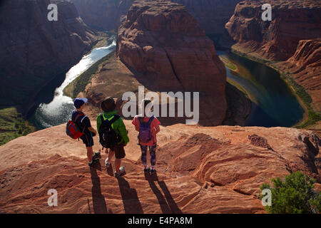 I turisti che cercano a 1000 ft goccia giù per il fiume Colorado a ferro di cavallo Bend, appena fuori il Grand Canyon, vicino a pagina, Arizona, Stati Uniti d'America Foto Stock