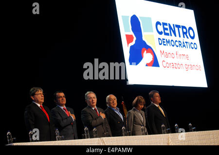 Bogotà, Colombia. Il 15 luglio 2014. Ex presidente colombiano Alvaro Uribe (3 L) ed ex candidata presidenziale Oscar Ivan Zuloaga 2 (L) partecipare all'Assemblea Generale dove la creazione del Centro democratico partito è formalizzata a Bogotà, Colombia, il 15 luglio 2014. © Luisa Fernanda Gonzalez/COLPRENSA/Xinhua/Alamy Live News Foto Stock