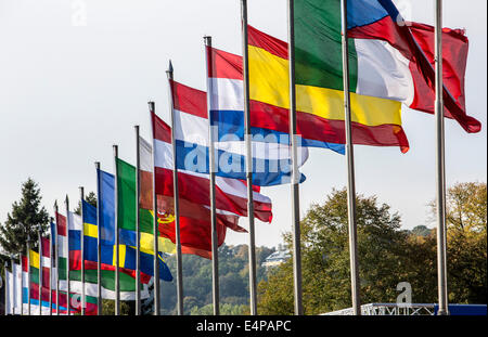 Poli di bandiera con le bandiere dei vari paesi europei, Foto Stock