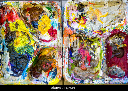 Tavolozza dei colori, contenitore per la miscelazione di colori in una scuola di pittura, verniciatura, Foto Stock