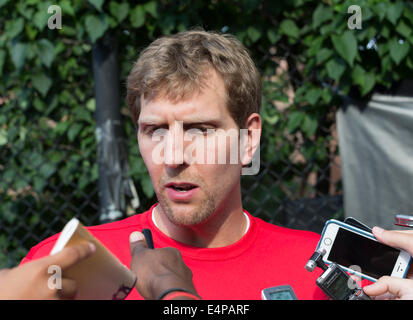 NEW YORK, NY - Giugno 25, 2014: NBA star Dirk Nowitzki dare sinterview alla soccer carità gioco al settimo Steve Nash Foundation Foto Stock