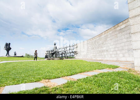 Mauthausen,Austria-May 10,2014:persone ammirate uno dei più un monumento prima di entrare in campo nel corso di una giornata nuvolosa Foto Stock