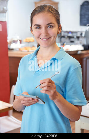 Cameriera pronto per portare ordine nel Cafe Foto Stock