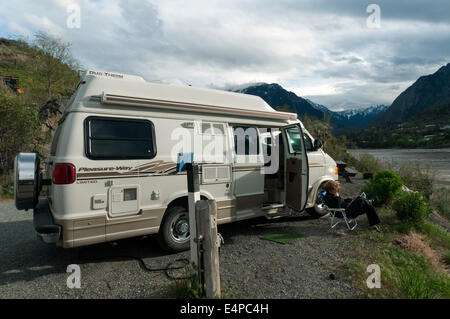 Elk203-3020 Canada, British Columbia, Lillooet, Fraser Fiume e RV in campeggio Foto Stock