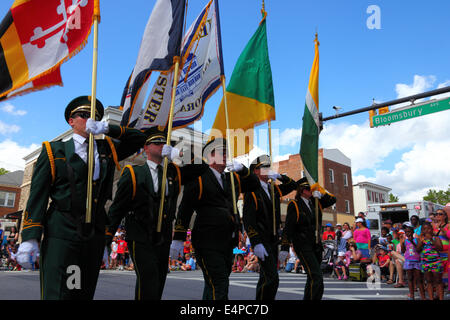 I membri della band di marching City of Westminster prendono parte nel 4th delle sfilate di luglio, Catonsville, Maryland, USA Foto Stock