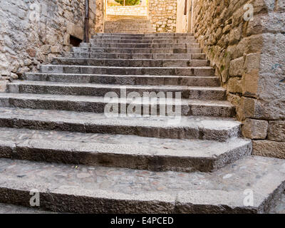 Città vecchia scalinata Street. Ampi gradini di pietra collegano le strade ripide vecchio ghetto sezione di Girona. Girona, Girona, Catal Foto Stock