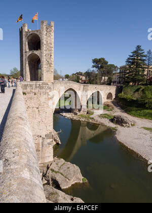 Besalú ponte fortificato oltre il fiume Fluvià. Una volta che il solo accesso a questa città nelle colline è attraverso questo ponte fortificato. Foto Stock