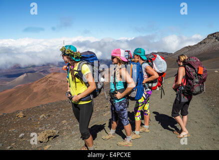 Backpackers sullo scorrimento Sands Trail a Haleakala National Park Foto Stock