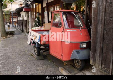 Triciclo Vespacar nello storico quartiere Bikan, Kurashiki, Okayama, Giappone Foto Stock