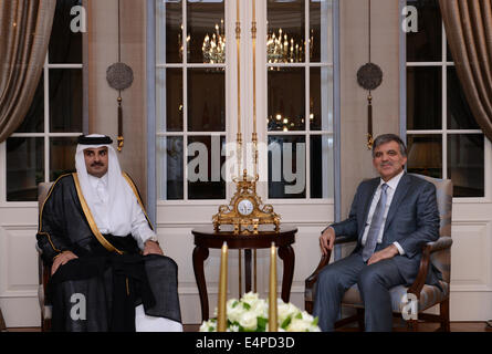 (140716) -- ANKARA, luglio 16, 2014 (Xinhua)-- Presidnet turco Abdullah Gul (R) tenere colloqui con la visita del Qatar Emiro Sheikh Tamim Bin Hamad bin Khalifa al Thani a Ankara, Turchia, luglio 15, 2014. (Xinhua/bagno turco Palazzo Presidenziale) (dzl) Foto Stock