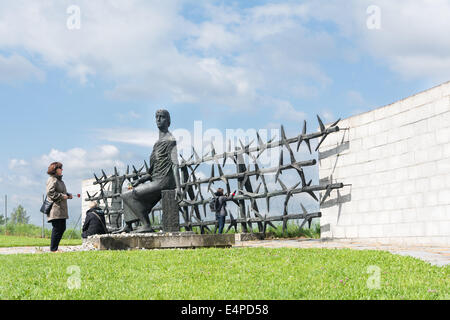 Mauthausen,Austria-May 10,2014:persone ammirate uno dei più un monumento prima di entrare in campo nel corso di una giornata nuvolosa Foto Stock