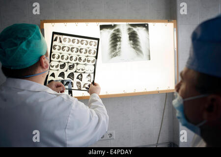 La tubercolosi in Moldavia, riunione presso l ufficio medici, ospedale di Balti, Balti, Moldavia Foto Stock