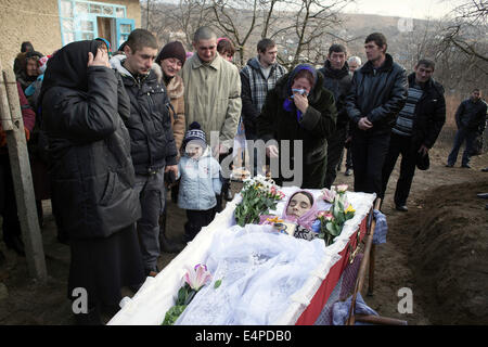 La tubercolosi in Moldova, la sepoltura di un paziente, la famiglia vive in condizioni di povertà, la giovane madre lascia dietro di sé un uno-anno-vecchio Foto Stock