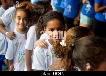 I bambini ad un evento sportivo, baraccopoli, Morro dos Prazeres favela, Rio de Janeiro, Brasile Foto Stock