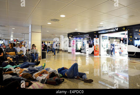 Sovraffollata area di attesa, cancelli, stanchi dei passeggeri, duty-free zone, aeroporto Barajas di Madrid, Madrid, Spagna Foto Stock