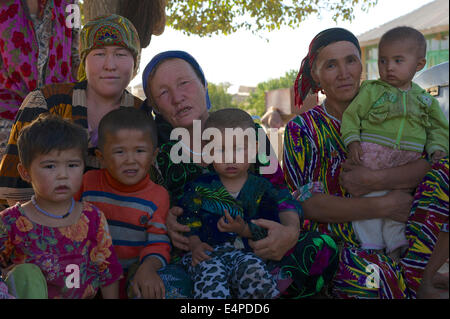 Locali di donne e bambini, Arabbandi, Uzbekistan Foto Stock