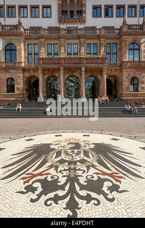 Mosaico, Imperial Eagle dell'impero tedesco dal 1888, Wappeninsel, Municipio nuovo Schlossplatz square, Wiesbaden, Hesse Foto Stock