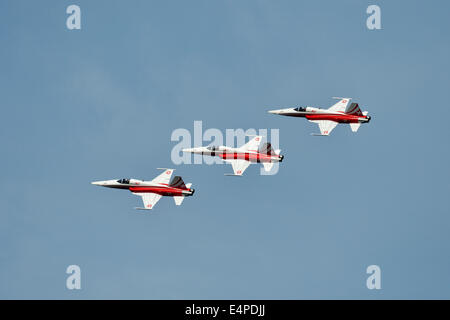 Volo di formazione della Patrouille Suisse con la Northrop F-5E Tiger II, Lago Festival 2014, Canton Zug, Svizzera Foto Stock