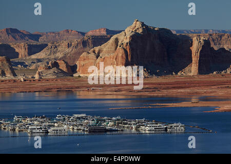 Il Lago Powell e case galleggianti a Wahweap Marina, Wahweap, vicino pagina, Arizona, (lontano litorale e le formazioni rocciose sono in Utah), STATI UNITI Foto Stock