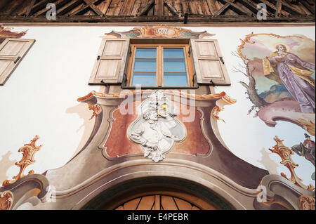 Portale di ingresso, vista dettagliata del ' Gasthof zur Post' Inn, costruito nel 1697, Krün, Alta Baviera, Baviera, Germania Foto Stock