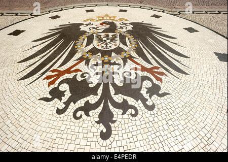 Mosaico, Imperial Eagle dell'impero tedesco dal 1888, Wappeninsel, Piazza Castello, Wiesbaden, Hesse, Germania Foto Stock