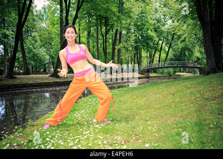 Woman Dancing zumba in un parco Foto Stock