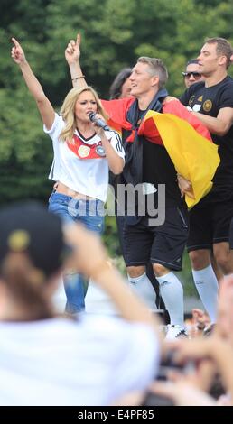 Cantante tedesca Helene Fischer (L-R) danze con la Germania Bastian SCHWEINSTEIGER e Manuel Neuer durante il ricevimento di benvenuto per la Germania la nazionale di calcio di fronte alla Porta di Brandeburgo, Berlino, Germania, 15 luglio 2014. Il team tedesco ha vinto il Brasile 2014 FIFA Soccer finale di Coppa del Mondo contro l'Argentina da 1-0 il 13 luglio 2014, vincendo il titolo di coppa del mondo per la quarta volta dopo il 1954, 1974 e 1990. Foto: Jens Wolf/dpa Foto Stock