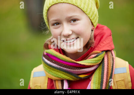 Ritratto di felice schoolgirl guardando al di fuori della telecamera Foto Stock