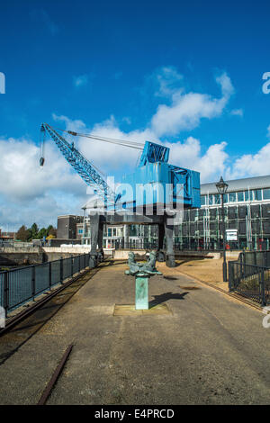Techniquest vecchio dock gru e le sculture di due caratteri nella Baia di Cardiff Wales UK Foto Stock