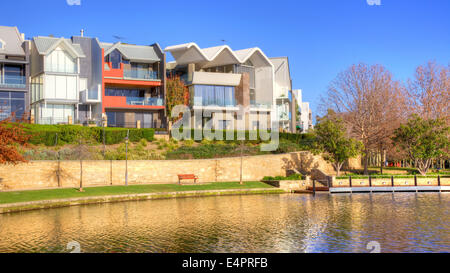 Subiaco semplice con uno sfondo di residenze in stile contemporaneo, nel quartiere alla moda di Subiaco in Perth, Western Australia. Foto Stock