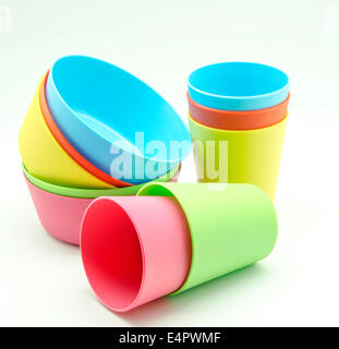 Stoviglie di plastica in vari colori Foto Stock