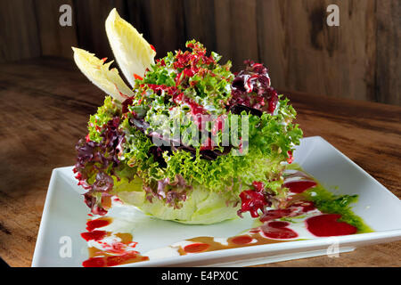 Piastra con insalata di fragole e condimento di oliva Foto Stock