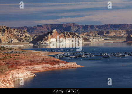 Il Lago Powell e case galleggianti a Wahweap Marina, vicino a pagina, Arizona, (lontano litorale è in Utah), STATI UNITI Foto Stock