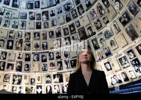 Gerusalemme, Israele. 16 Luglio, 2014. Ministro degli Affari Esteri di Italia, FEDERICA MOGHERINI, guarda le pagine ingrandita della testimonianza nella Sala dei Nomi a Yad Vashem Holocaust Museum, dove pagine di testimonianze di più di 4 milioni di ebrei vittime dell'Olocausto sono eternamente conservati. La FM ha visitato il museo, ha partecipato ad una cerimonia commemorativa e firmato il museo guest book. Credito: Nir Alon/Alamy Live News Foto Stock