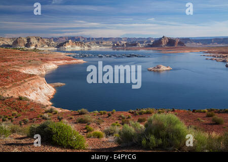 Il Lake Powell a Wahweap, vicino pagina, Arizona, (lontano litorale è in Utah), STATI UNITI Foto Stock