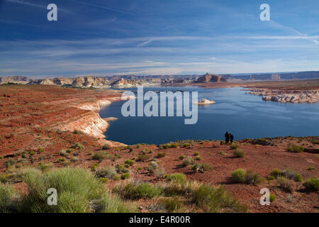 Persone dal lago Powell a Wahweap, vicino pagina, Arizona, (lontano litorale è in Utah), STATI UNITI Foto Stock