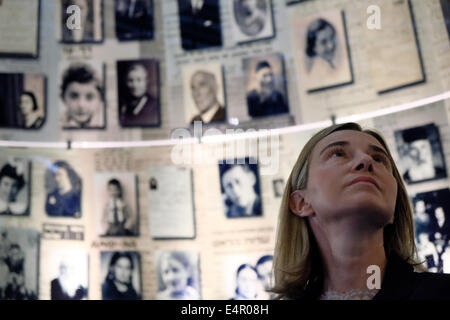 Gerusalemme, Israele. 16 Luglio, 2014. Ministro degli Affari Esteri di Italia, FEDERICA MOGHERINI, guarda le pagine ingrandita della testimonianza nella Sala dei Nomi a Yad Vashem Holocaust Museum, dove pagine di testimonianze di più di 4 milioni di ebrei vittime dell'Olocausto sono eternamente conservati. La FM ha visitato il museo, ha partecipato ad una cerimonia commemorativa e firmato il museo guest book. Credito: Nir Alon/Alamy Live News Foto Stock