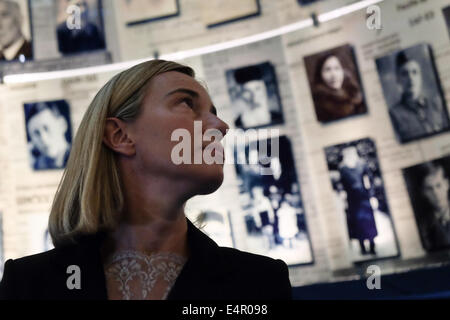 Gerusalemme, Israele. 16 Luglio, 2014. Ministro degli Affari Esteri di Italia, FEDERICA MOGHERINI, guarda le pagine ingrandita della testimonianza nella Sala dei Nomi a Yad Vashem Holocaust Museum, dove pagine di testimonianze di più di 4 milioni di ebrei vittime dell'Olocausto sono eternamente conservati. La FM ha visitato il museo, ha partecipato ad una cerimonia commemorativa e firmato il museo guest book. Credito: Nir Alon/Alamy Live News Foto Stock