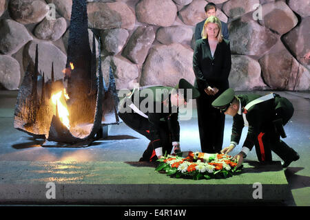 Gerusalemme, Israele. 16 Luglio, 2014. Ministro degli Affari Esteri di Italia, FEDERICA MOGHERINI, stabilisce una ghirlanda di fiori in memoria delle vittime della Shoah a una cerimonia commemorativa nella sala del ricordo a Yad Vashem Holocaust Museum. La FM ha visitato il museo, ha partecipato ad una cerimonia commemorativa e firmato il museo guest book. Credito: Nir Alon/Alamy Live News Foto Stock