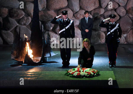 Gerusalemme, Israele. 16 Luglio, 2014. Ministro degli Affari Esteri di Italia, FEDERICA MOGHERINI, stabilisce una ghirlanda di fiori in memoria delle vittime della Shoah a una cerimonia commemorativa nella sala del ricordo a Yad Vashem Holocaust Museum. La FM ha visitato il museo, ha partecipato ad una cerimonia commemorativa e firmato il museo guest book. Credito: Nir Alon/Alamy Live News Foto Stock